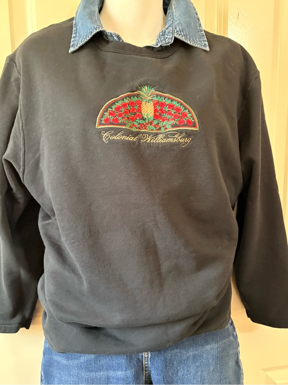 Blue sweatshirt with Pineapple Embroidery, colonial Williamsburg, size large - Picture 3 of 8